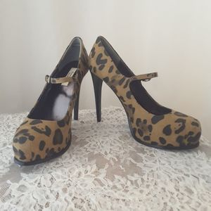 NEW Vera Wang Simply Vera Leopard Strap Heels